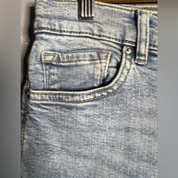 MANGO SIENNA FLARED CROPPED JEANS.  Size 10
NWT - Picture 4 of 11